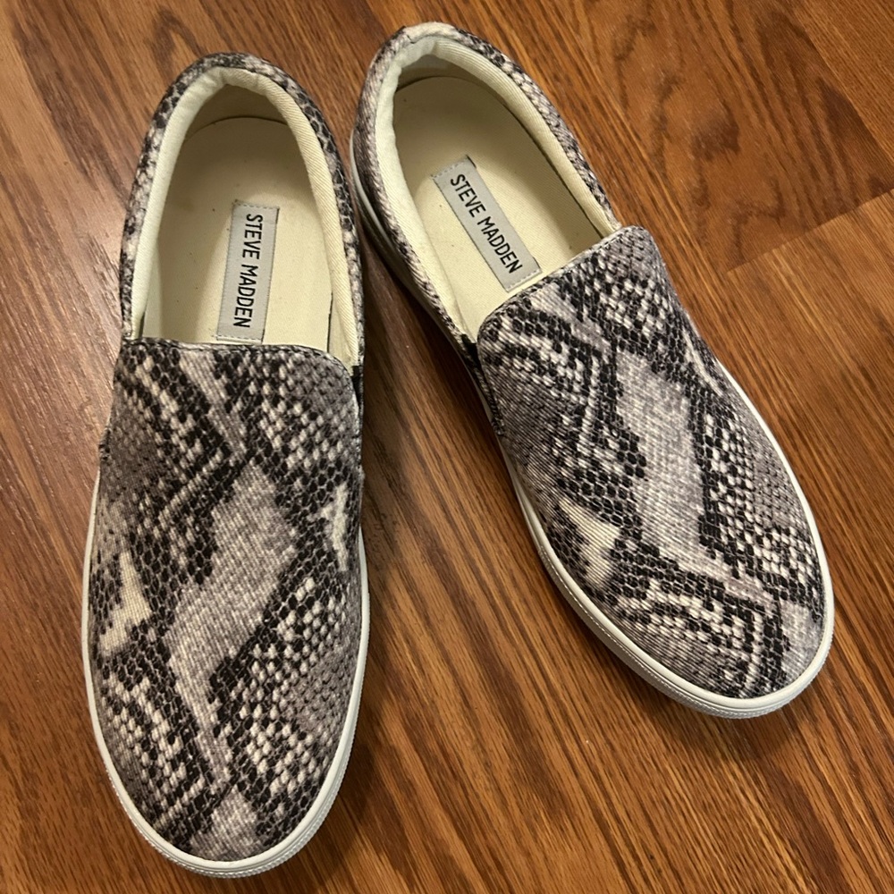 Snake print size 9 Steve Maddens